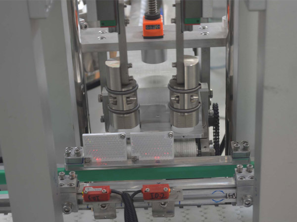 冠鸿智能活塞灌装机和旋盖机助力妮维雅提升生产效率